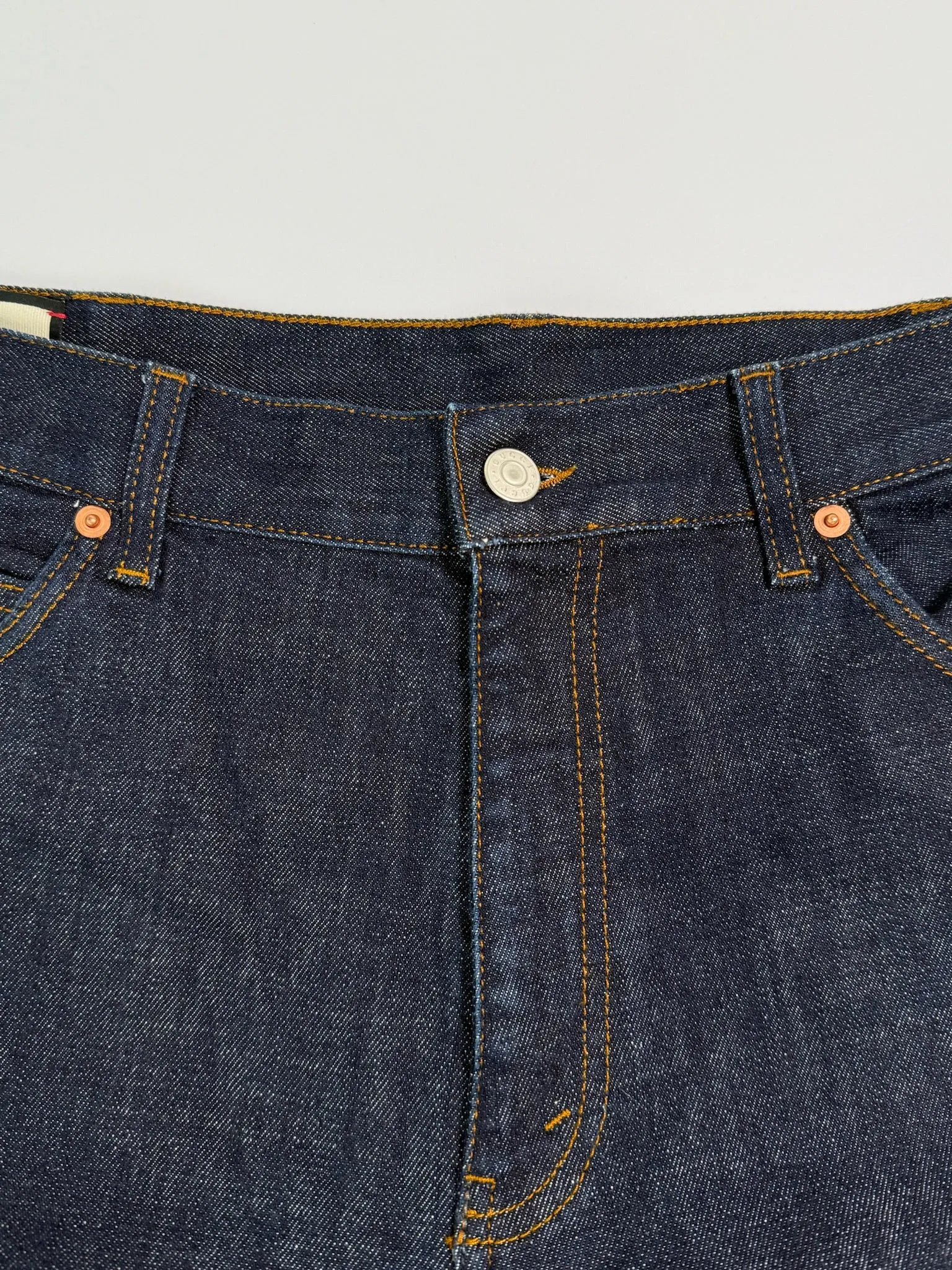 Jeans In Denim Scuro A Gamba Dritta