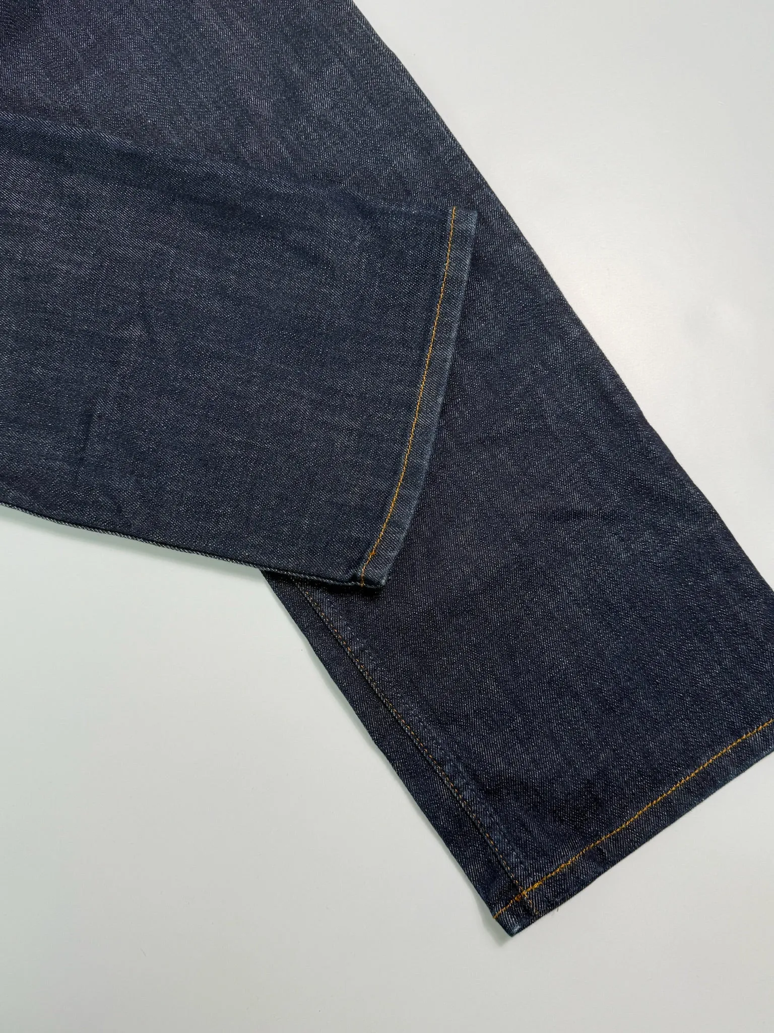 Jeans In Denim Scuro A Gamba Dritta
