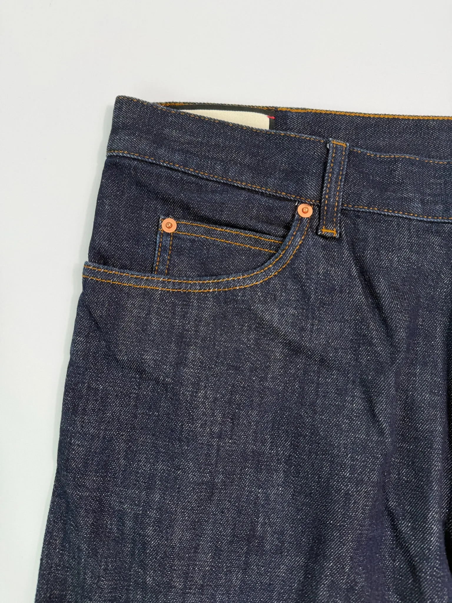 Jeans In Denim Scuro A Gamba Dritta