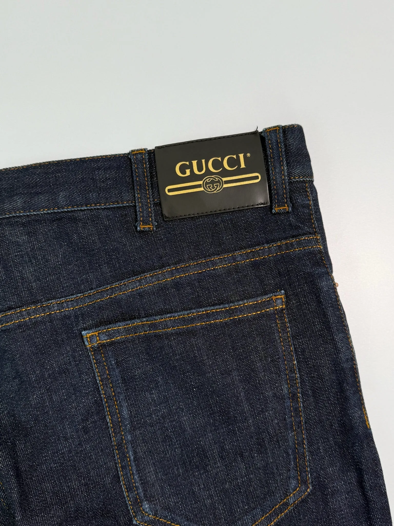 Jeans In Denim Scuro A Gamba Dritta