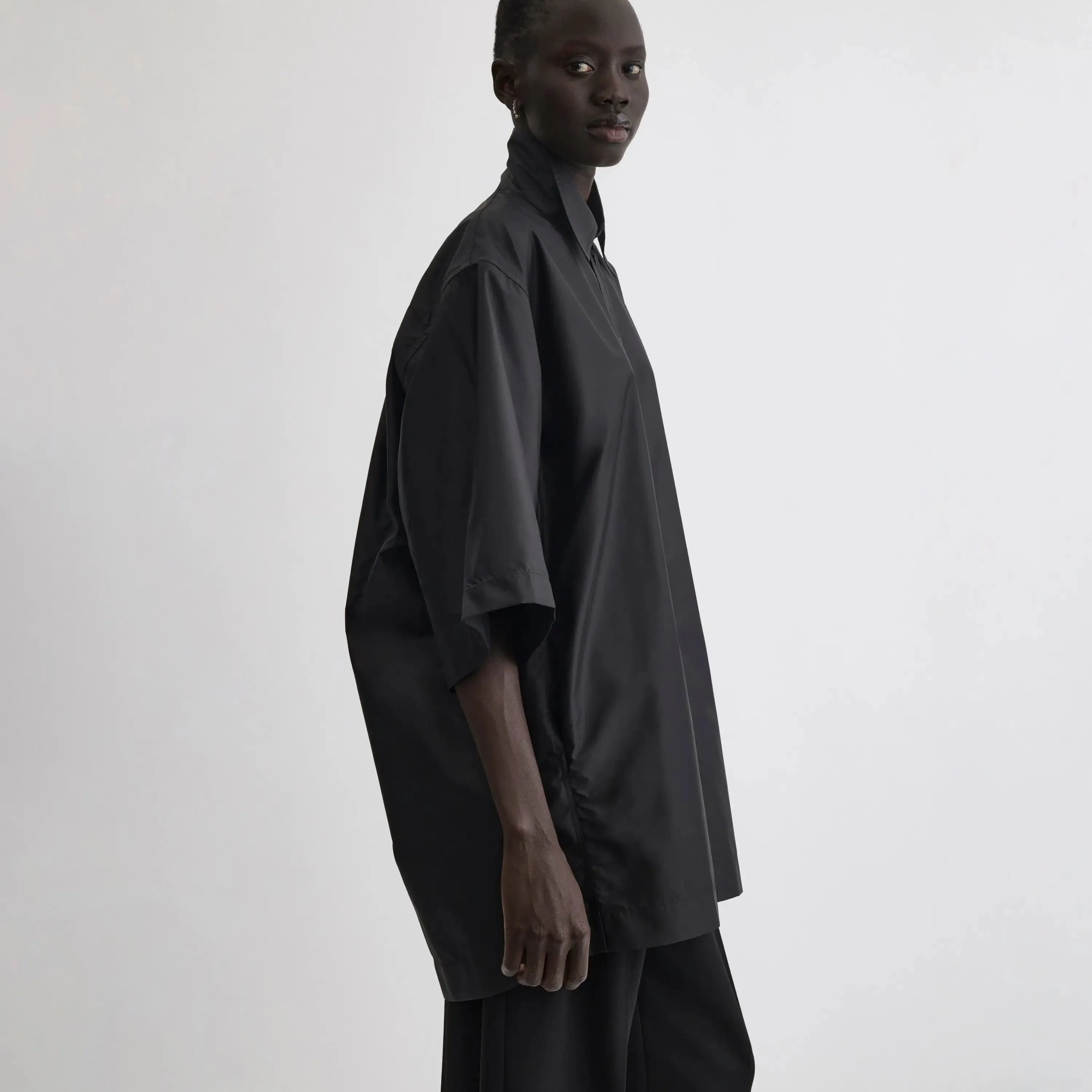 SHORT SLEEVE SHIRT | black technical taffeta