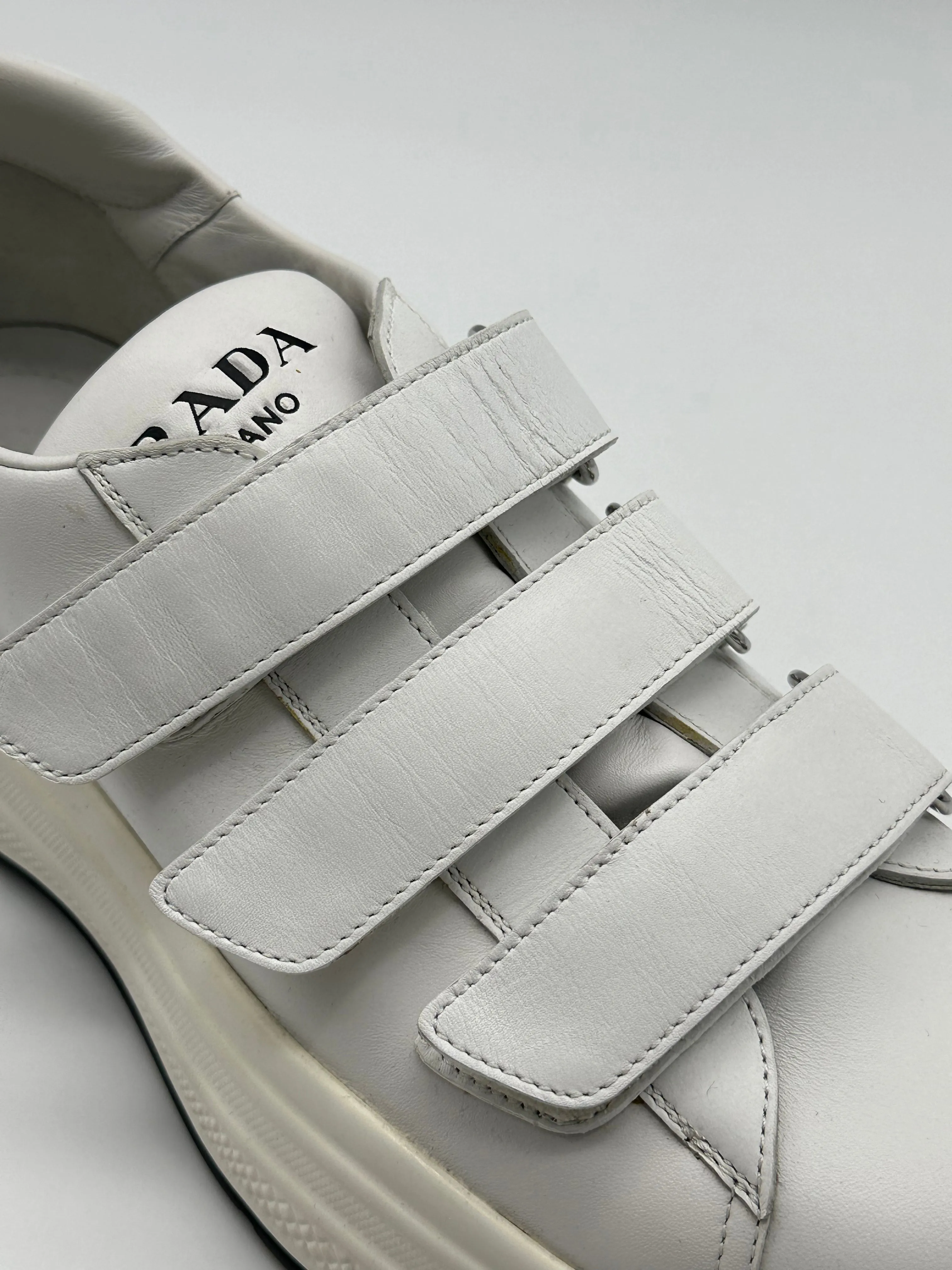 Sneakers Bianche Con Strappi E Logo Sulla Suola