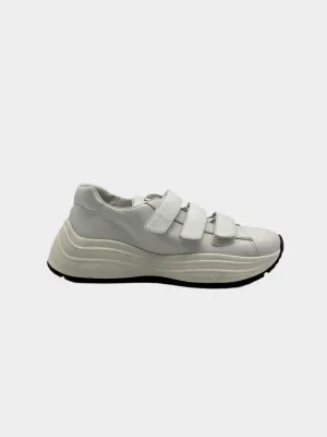 Sneakers Bianche Con Strappi E Logo Sulla Suola