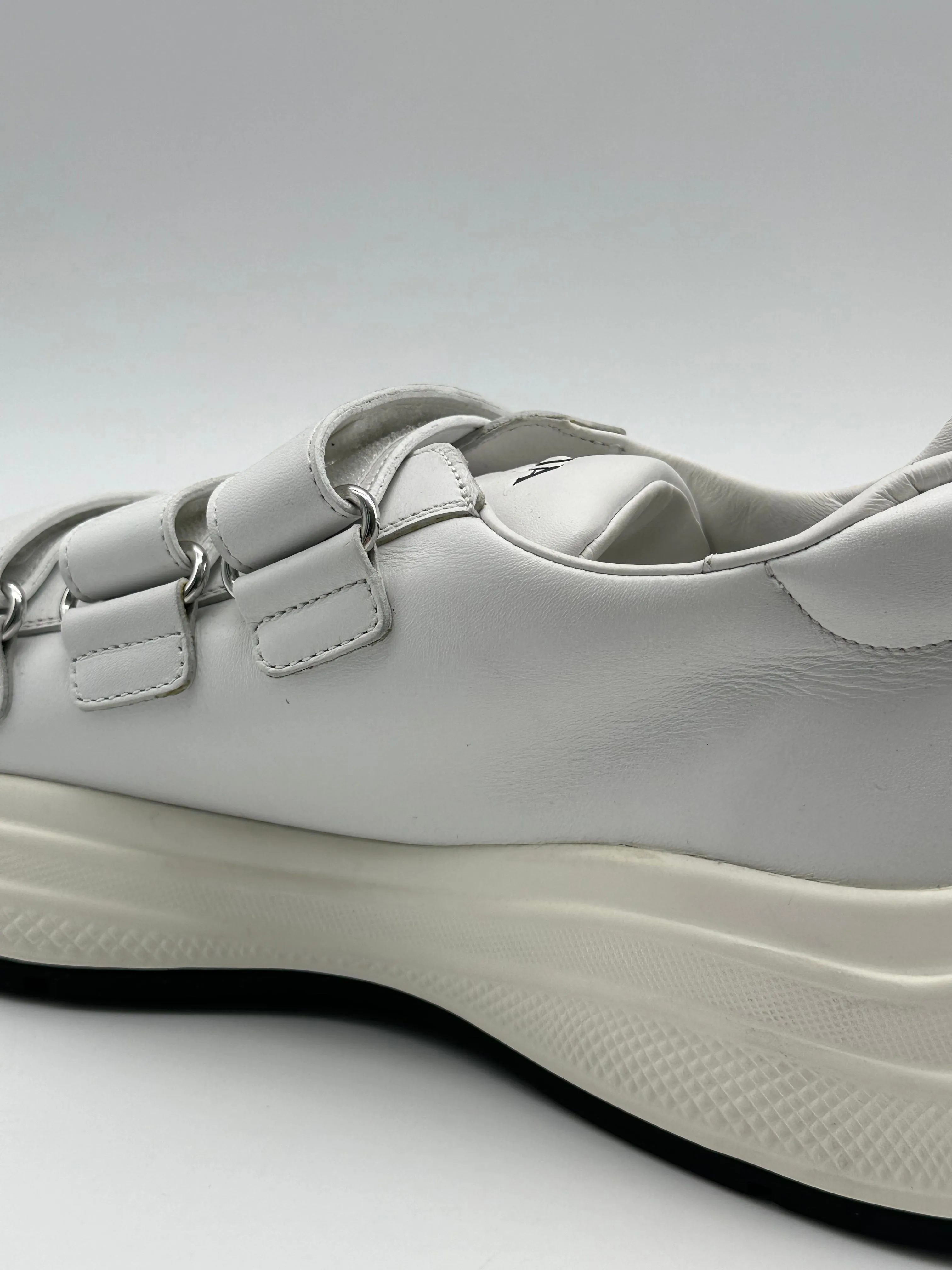 Sneakers Bianche Con Strappi E Logo Sulla Suola