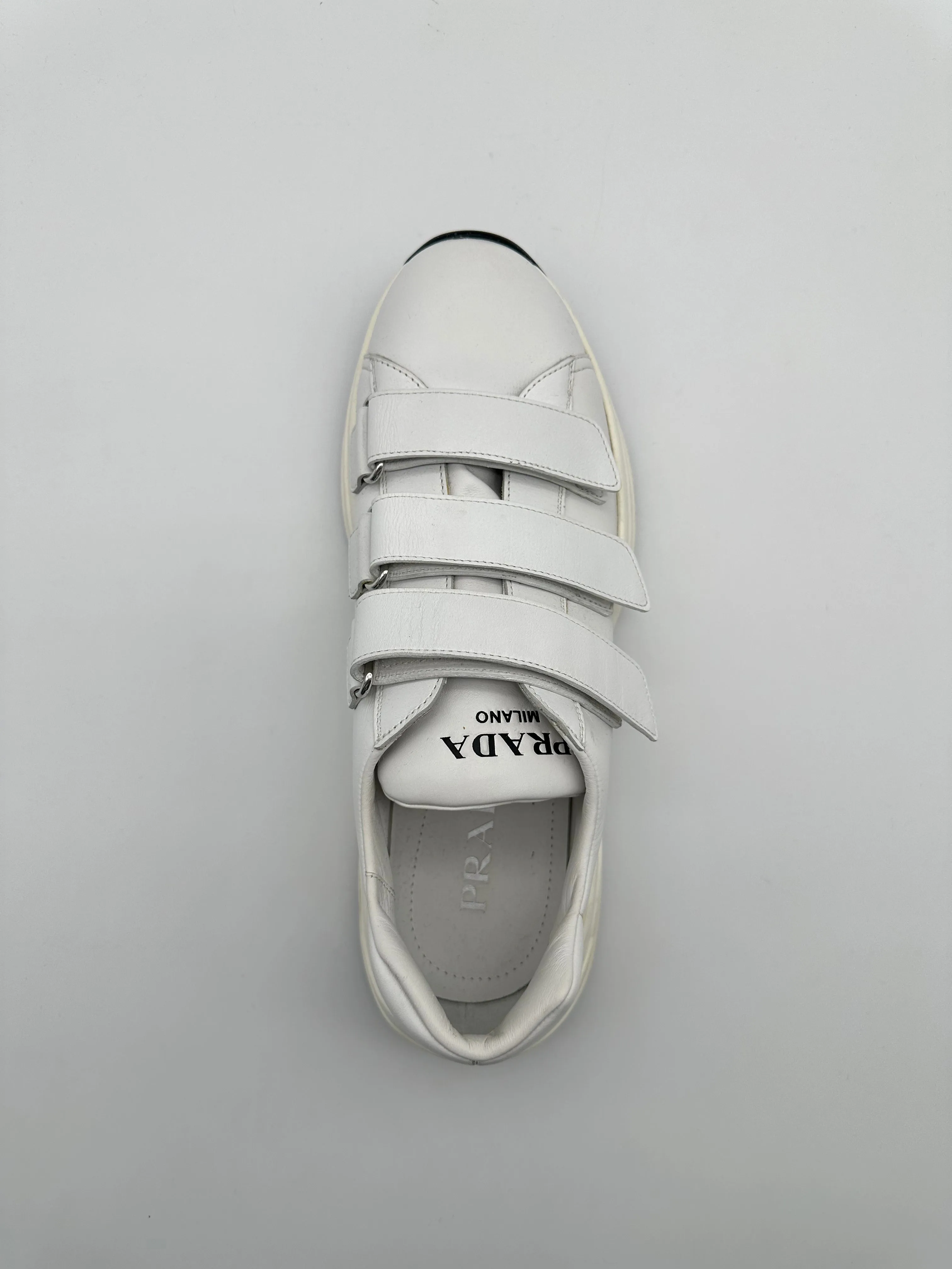 Sneakers Bianche Con Strappi E Logo Sulla Suola