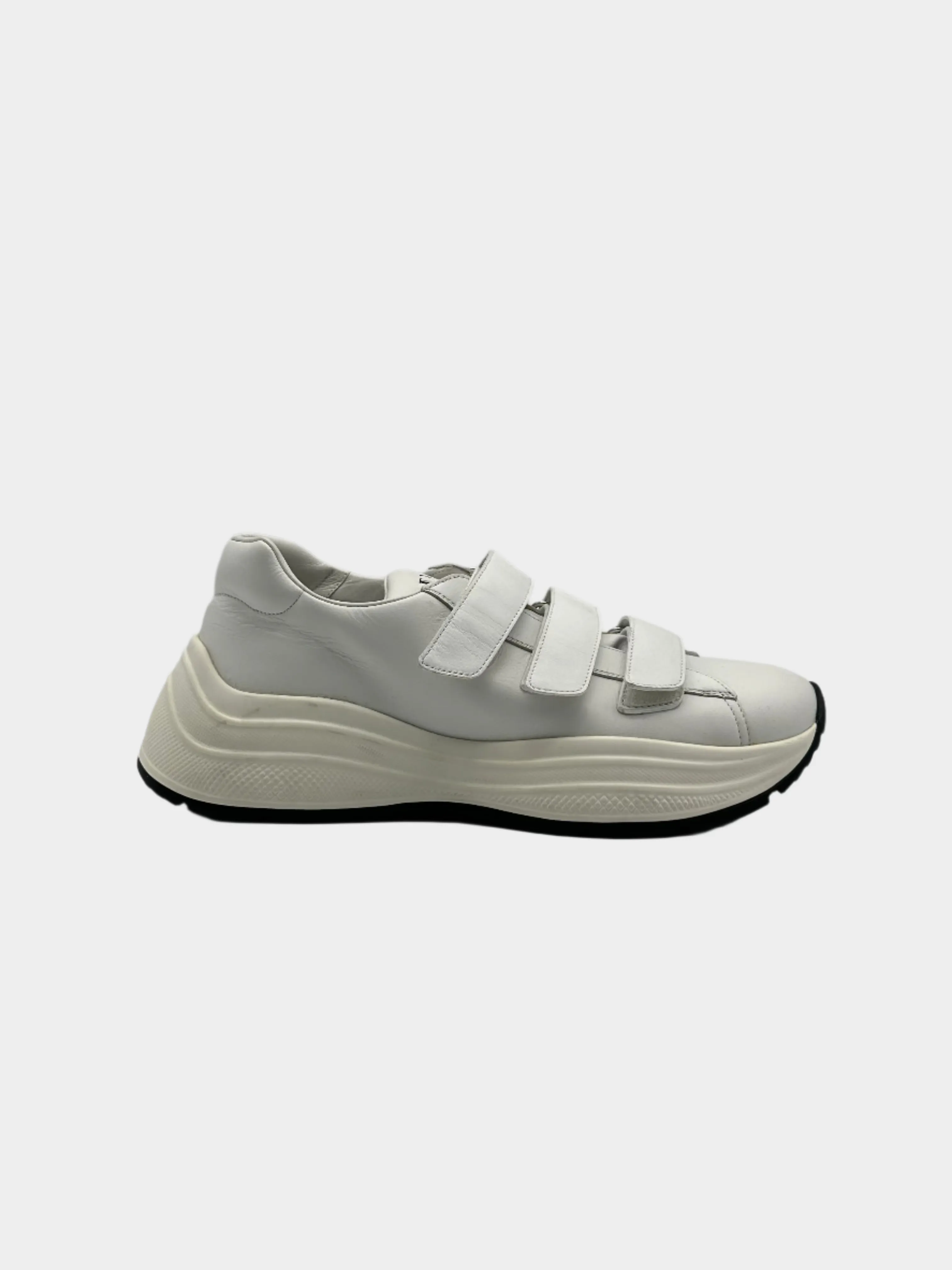 Sneakers Bianche Con Strappi E Logo Sulla Suola