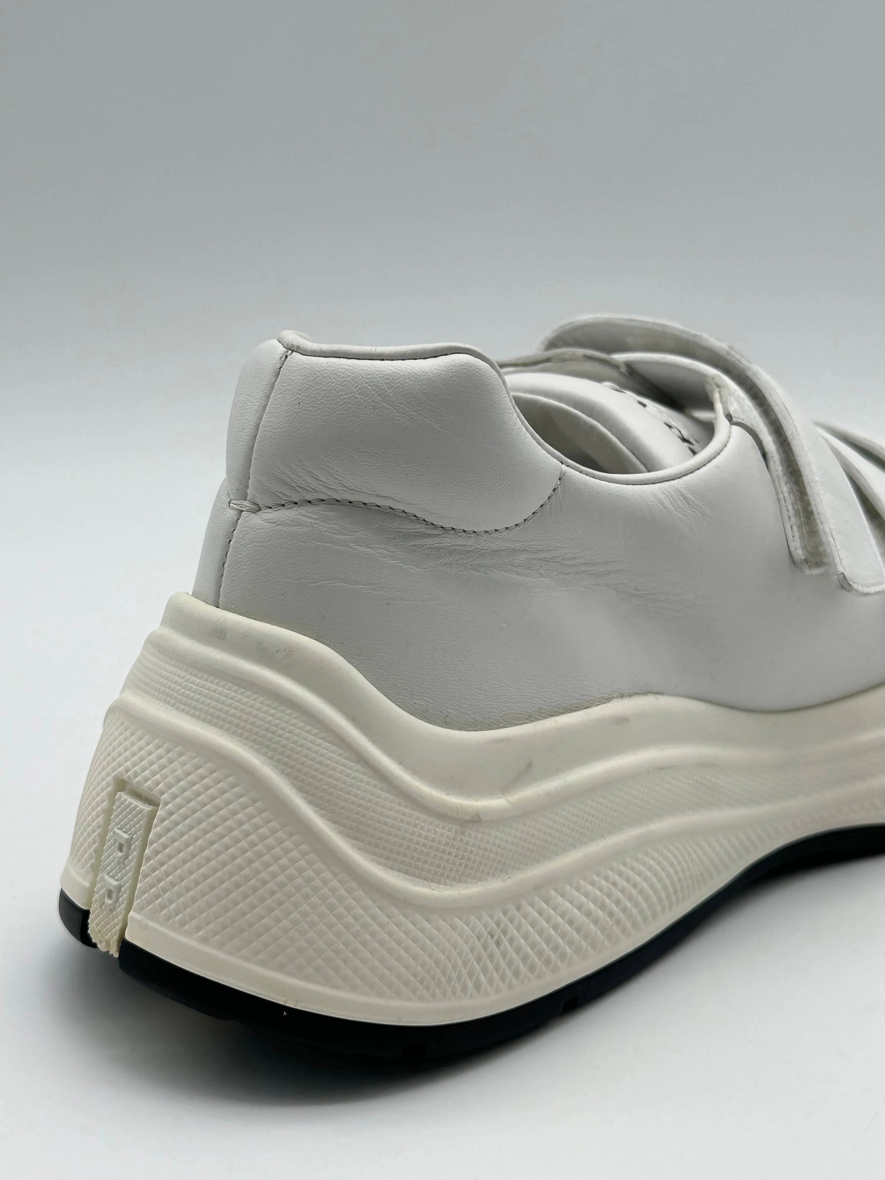 Sneakers Bianche Con Strappi E Logo Sulla Suola